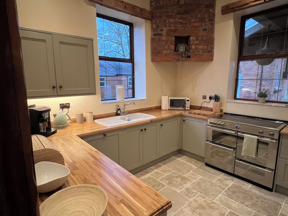 Superior House, Garden View | Private kitchen | Microwave, oven, stovetop, cookware/dishes/utensils