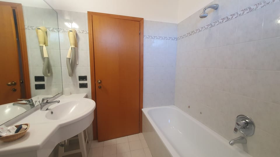 Basic Quadruple Room | Bathroom | Bidet, towels