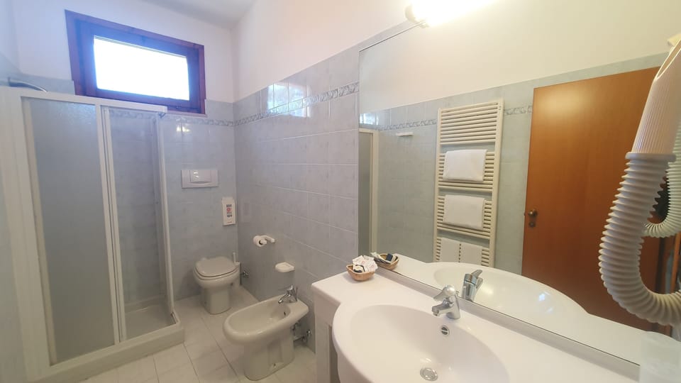 Triple Room, Non Smoking | Bathroom | Towels