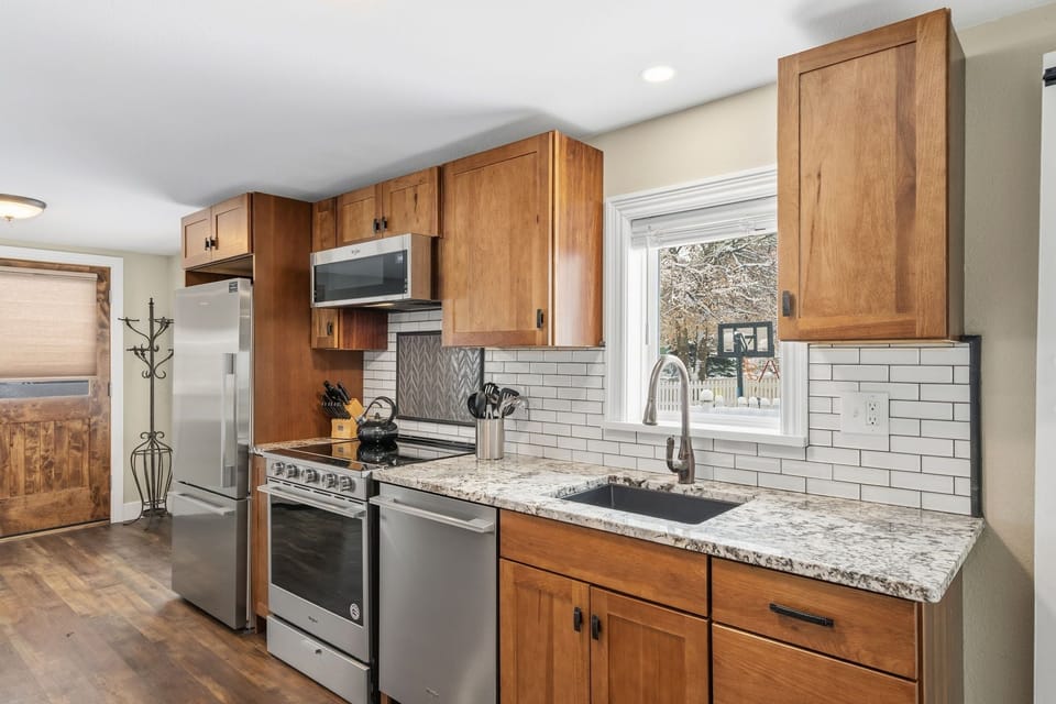 House, Multiple Beds, Patio, Garden View (855 N Grant Ave) | Private kitchen