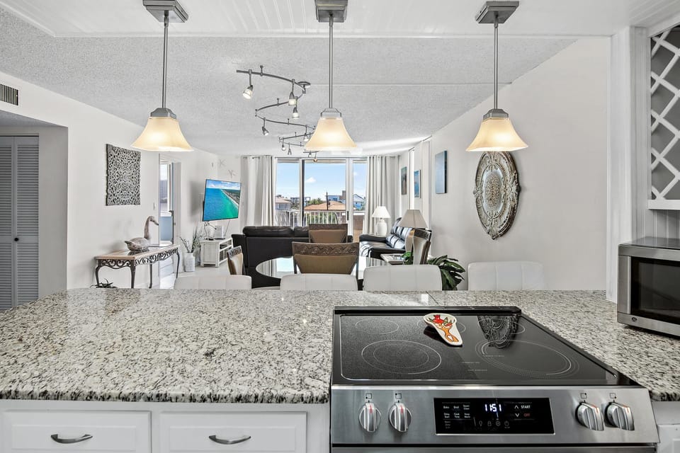Condo, Multiple Beds (Dolphin Point #406A) | Private kitchen