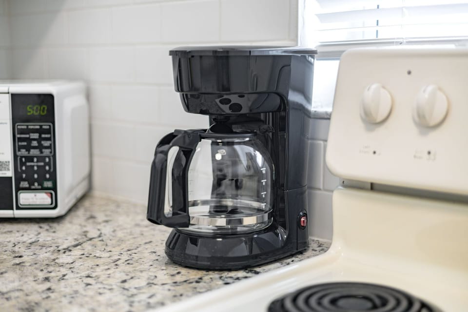 Comfort Condo, Pool View | Private kitchen | Microwave, oven, stovetop, electric kettle