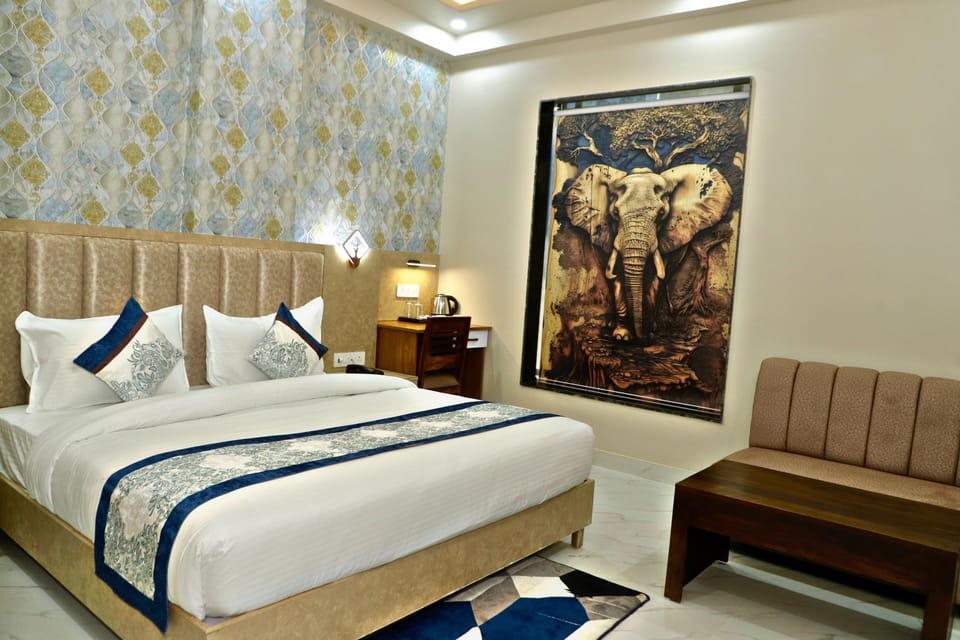 Suite, City View | Desk, laptop workspace, soundproofing, iron/ironing board
