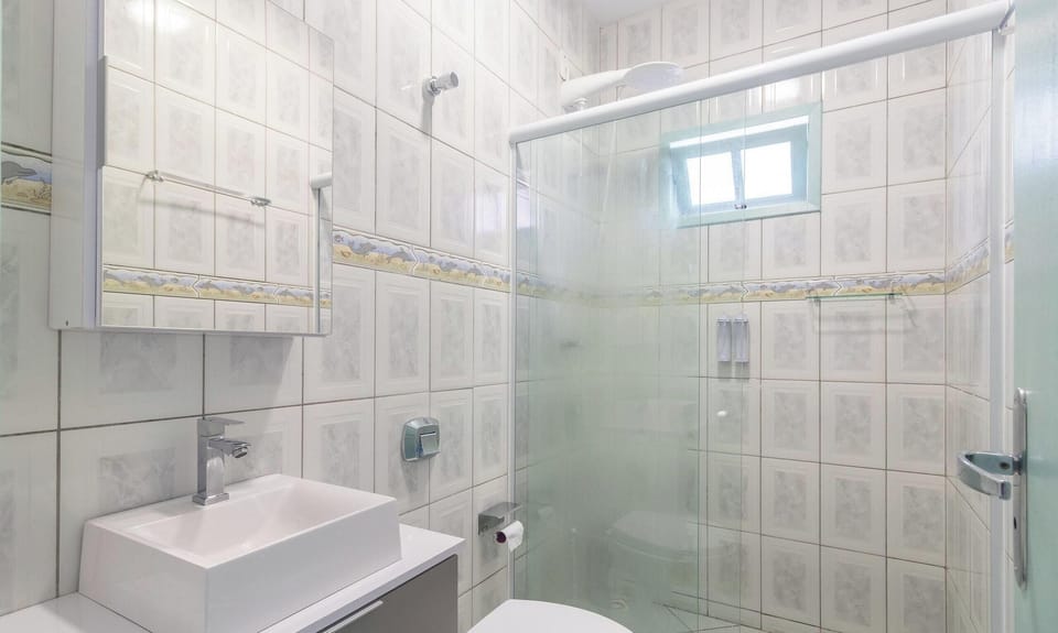 Basic Apartment | Bathroom | Shower
