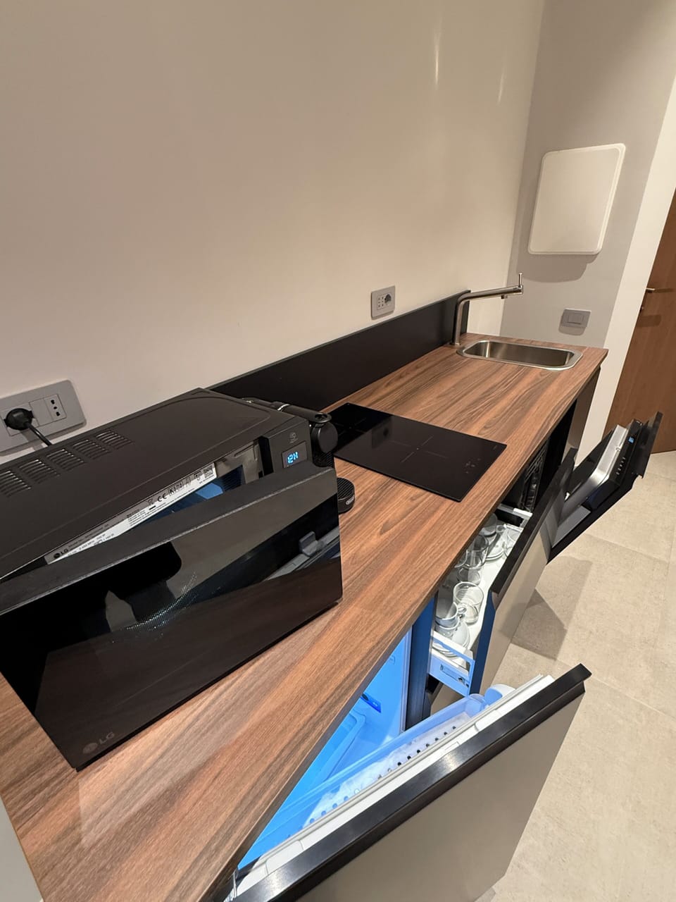 Luxury Apartment, City View | Private kitchen