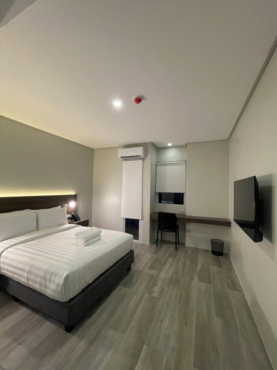 Suite | Desk, laptop workspace, iron/ironing board, free WiFi