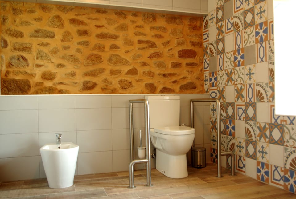 Shower, rainfall showerhead, eco-friendly toiletries, hair dryer