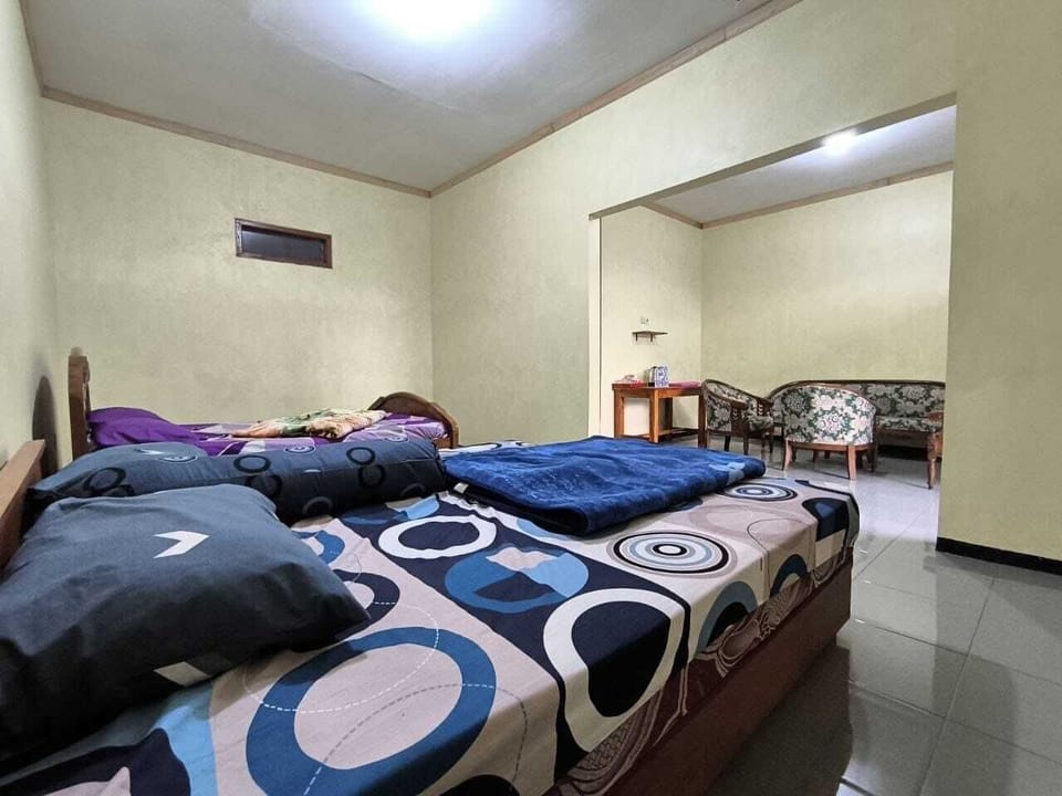 Family Room | Desk, free WiFi