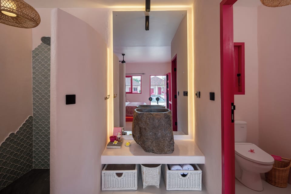 Grande Pool | Bathroom | Shower, free toiletries, hair dryer, bidet