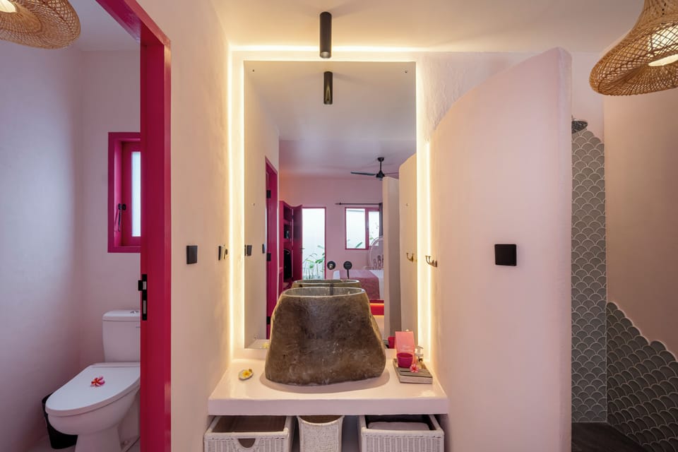 Shower, free toiletries, hair dryer, bidet