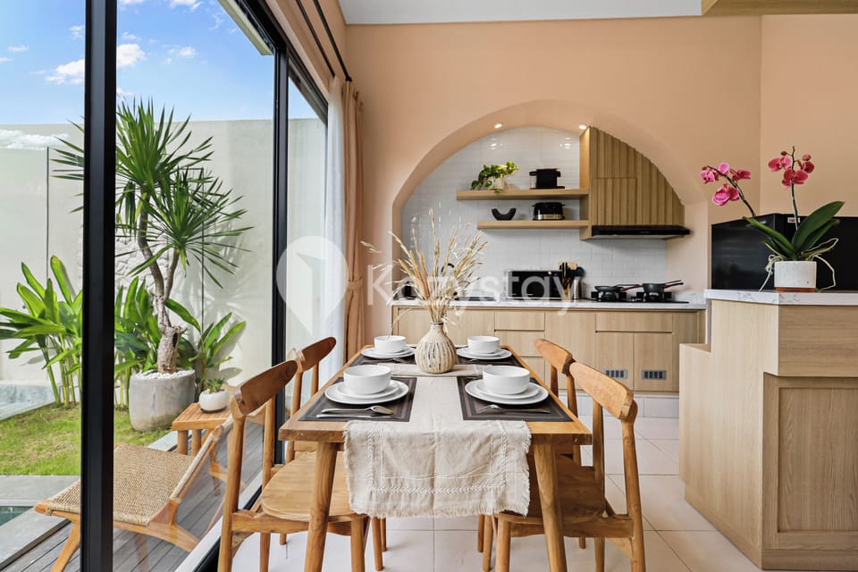 Villa, 2 Bedrooms, Garden View | Dining room