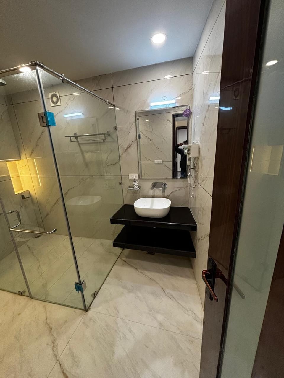 Deluxe Double Room, City View | Bathroom | Free toiletries, slippers, towels, soap