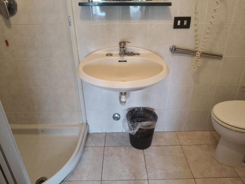 Classic Single Room, City View | Bathroom | Shower, hair dryer, bidet, towels