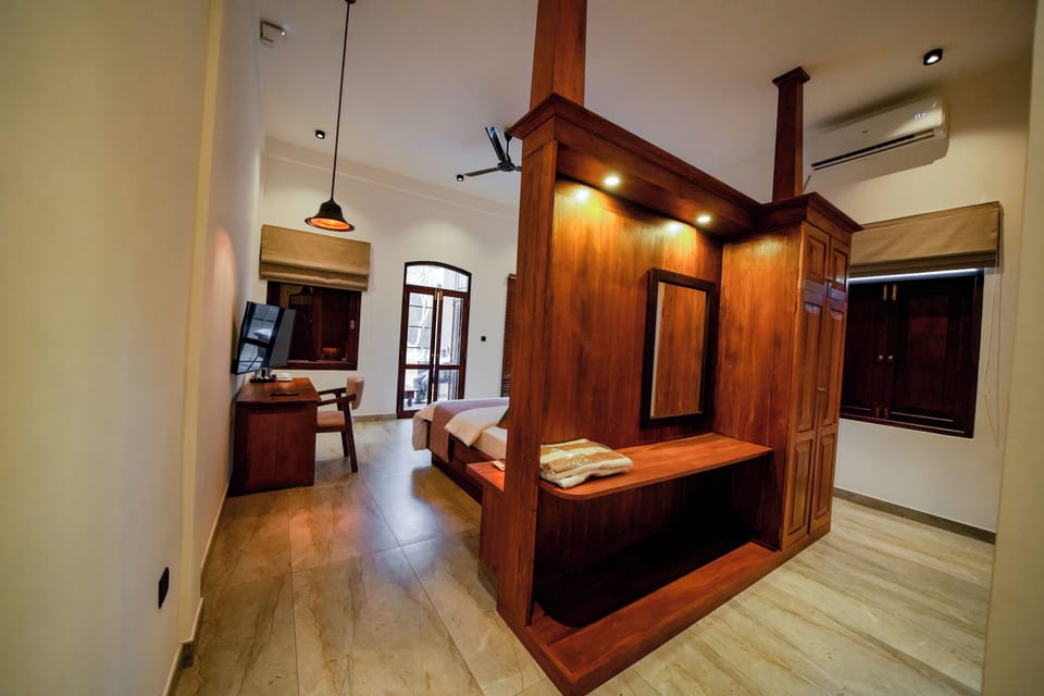 In-room safe, desk, laptop workspace, soundproofing