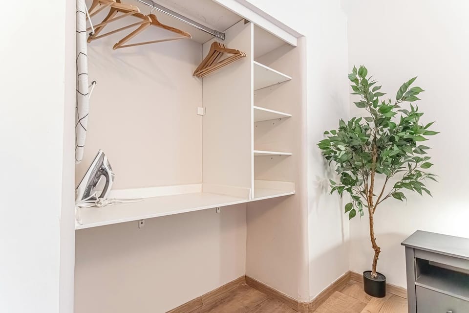 Basic Studio | Iron/ironing board