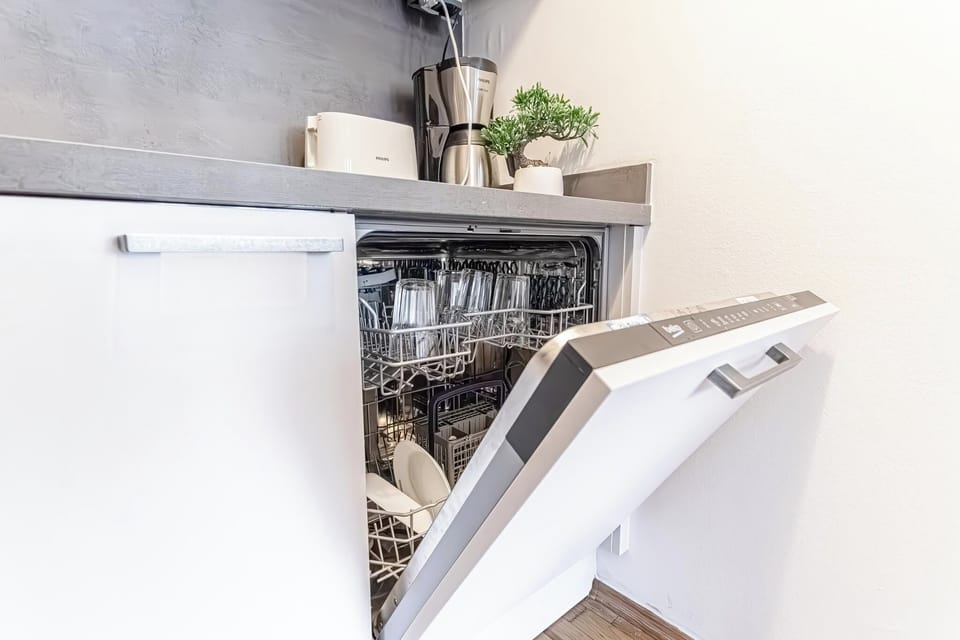 Basic Apartment | Private kitchen | Fridge, microwave, oven, stovetop