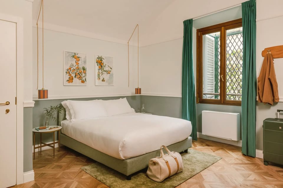 Compact Room | Desk, laptop workspace, iron/ironing board, free WiFi