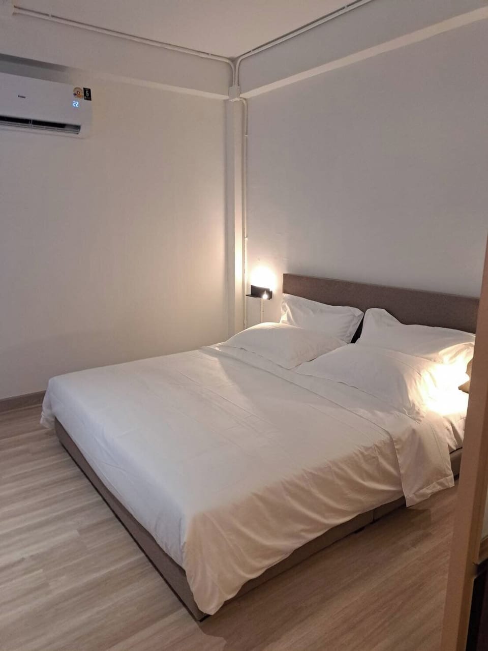 Deluxe Studio Suite | Desk, laptop workspace, free WiFi
