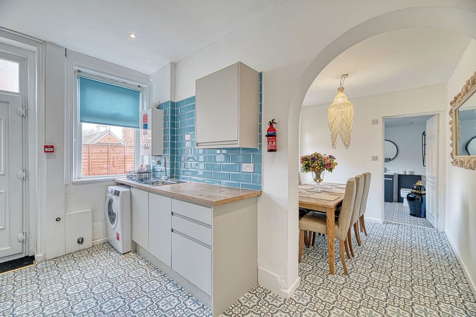 Electric kettle, toaster