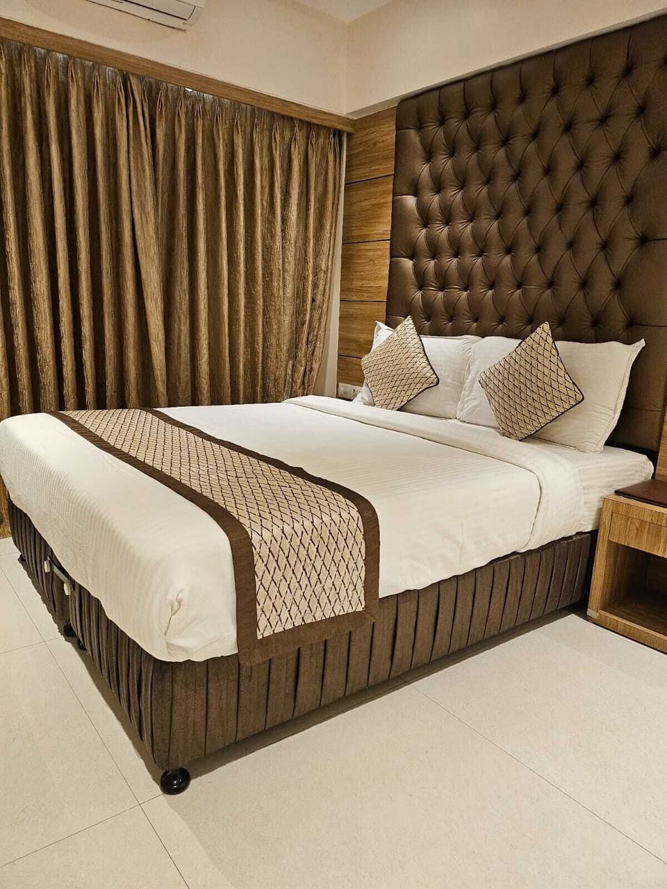 Deluxe Room, City View | Desk, laptop workspace, free WiFi