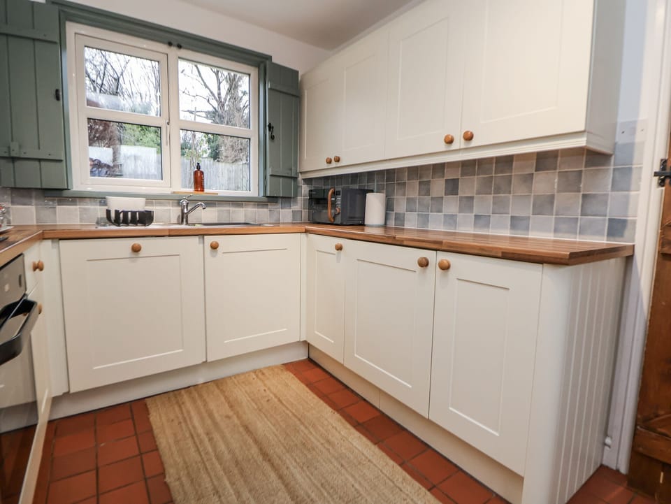 Cottage | Private kitchen | Dishwasher, cookware/dishes/utensils