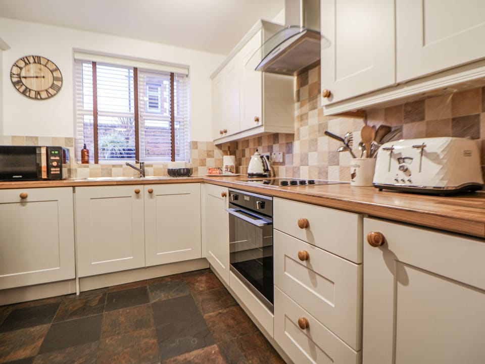 Cottage | Private kitchen | Dishwasher, cookware/dishes/utensils