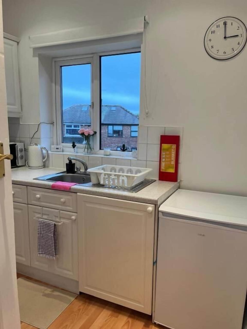 Apartment, City View | Private kitchen | Electric kettle