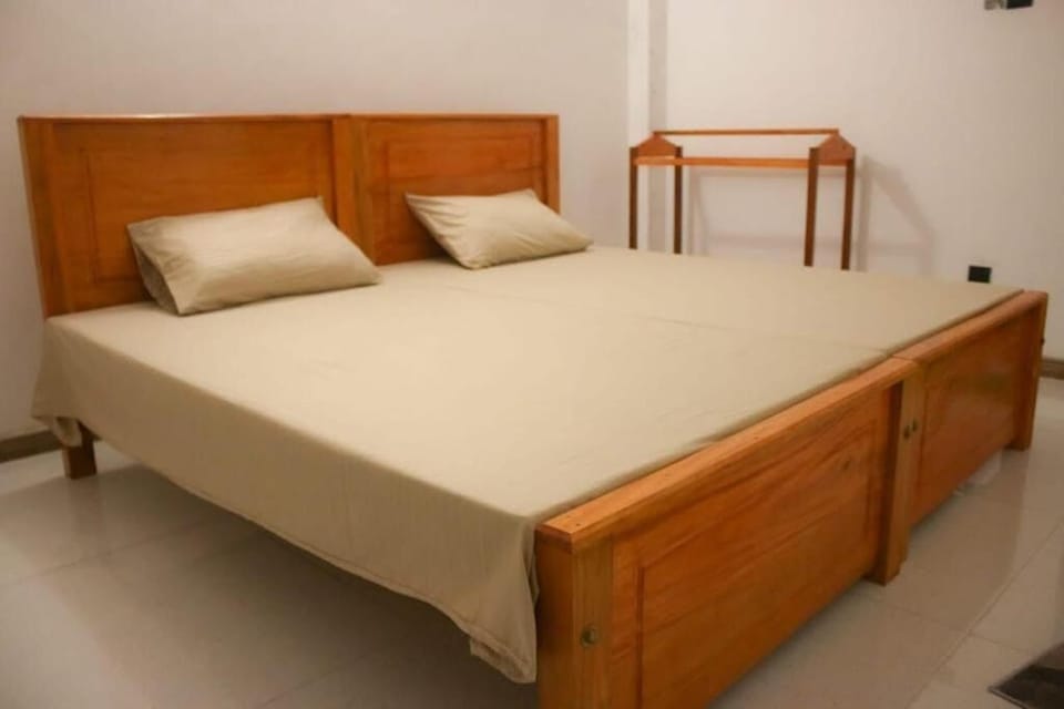 Desk, soundproofing, free cribs/infant beds, free WiFi