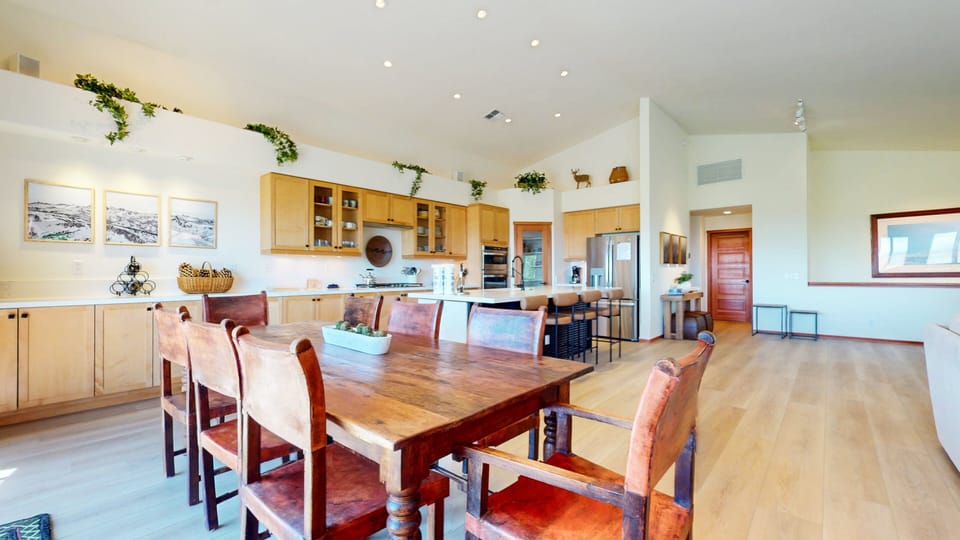 Condo, 5 Bedrooms | Dining