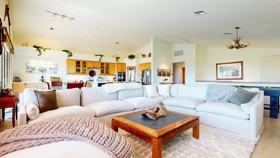 Condo, 5 Bedrooms | Living area | Smart TV