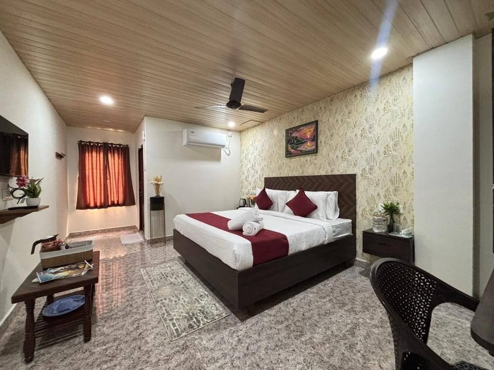 Business Double Room, 1 King Bed | Laptop workspace, free WiFi
