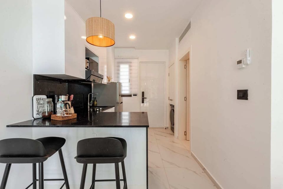 Full-size fridge, microwave, oven, stovetop