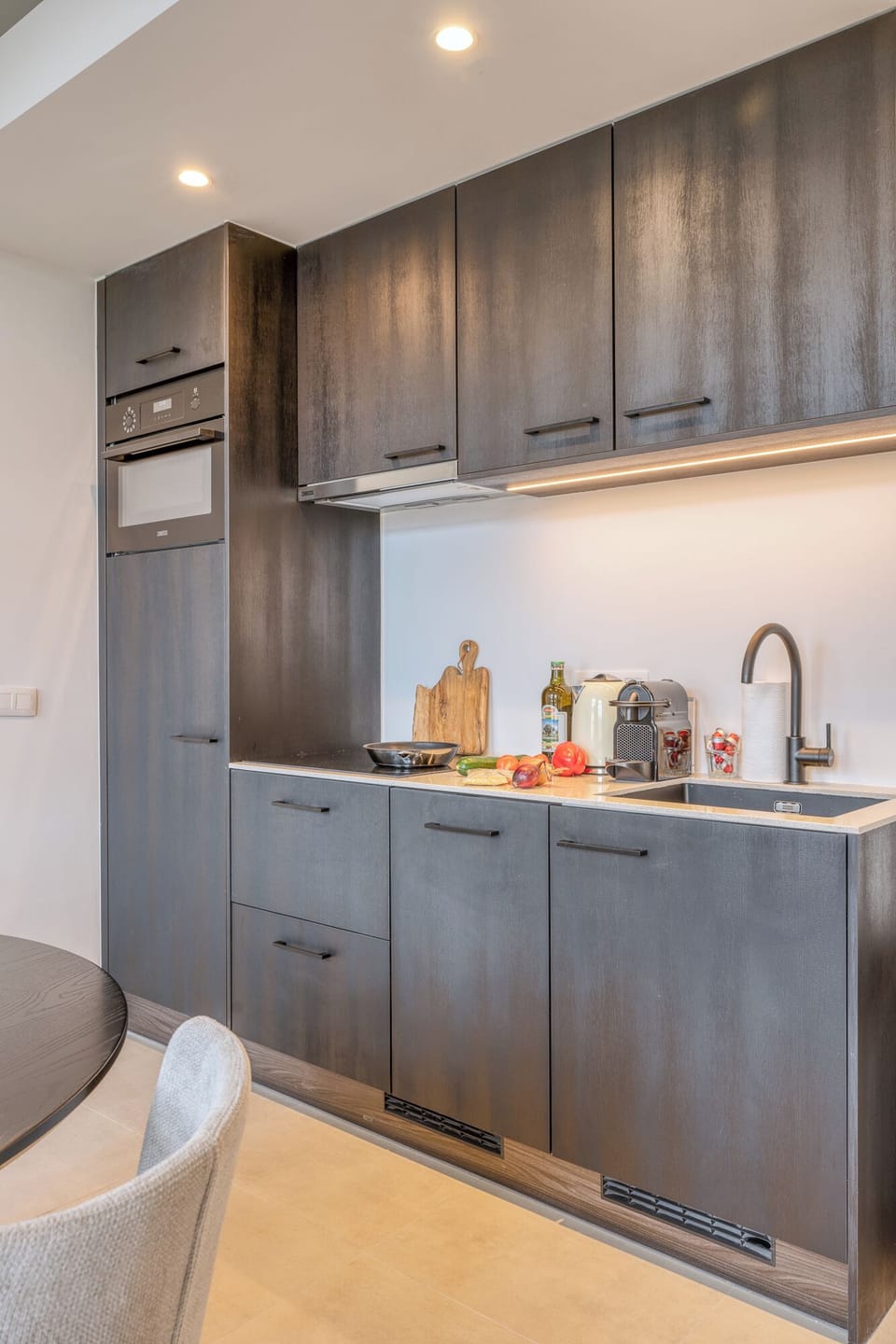 Premier Apartment, 1 Queen Bed with Sofa bed | Private kitchen | Fridge, microwave, oven, stovetop