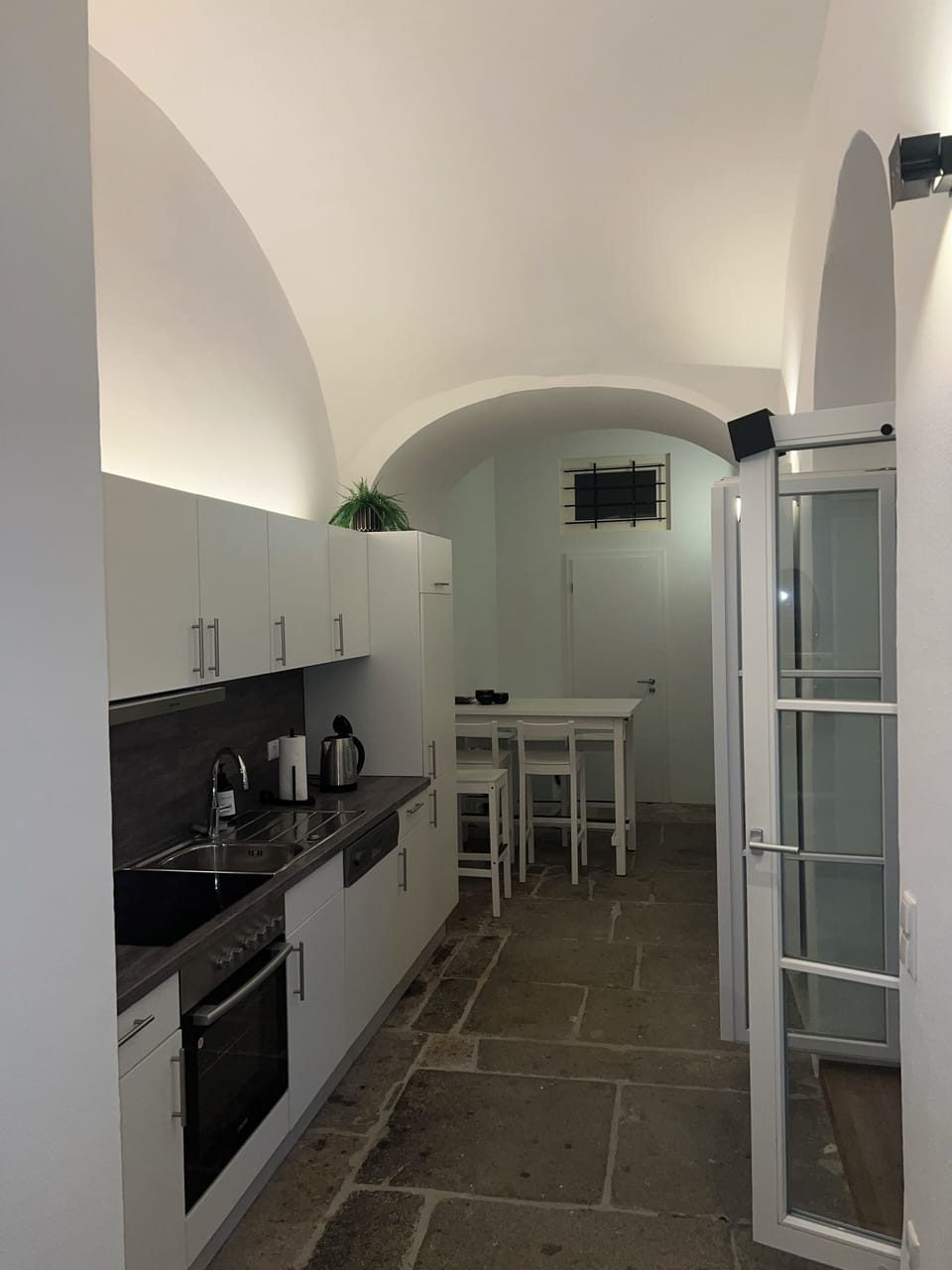 Full-size fridge, microwave, oven, stovetop