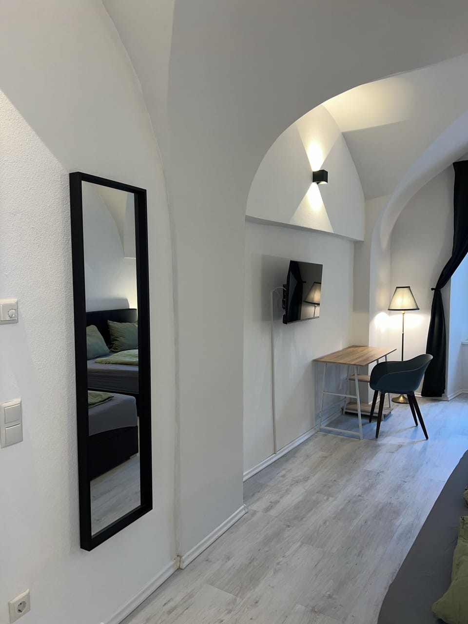 Deluxe Studio | Desk, soundproofing, WiFi (free)