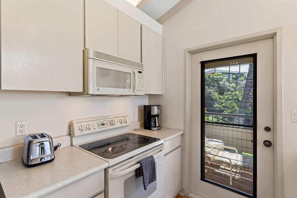 Condo, Multiple Beds, Balcony, Ocean View (Wailea Ekolu 1514) | Private kitchen | Electric kettle, dining tables