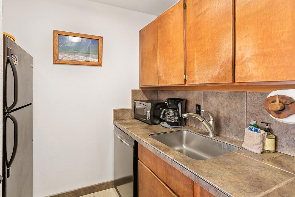 Condo, 1 Queen Bed with Sofa bed, Balcony, Ocean View (Maui Vista 3-102) | Private kitchen | Coffee/tea maker, dining tables