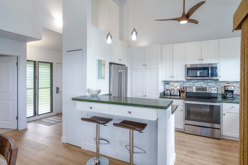 Condo, Multiple Beds, Balcony, Ocean View (Wailea Ekolu 310) | Private kitchen | Coffee/tea maker, dining tables