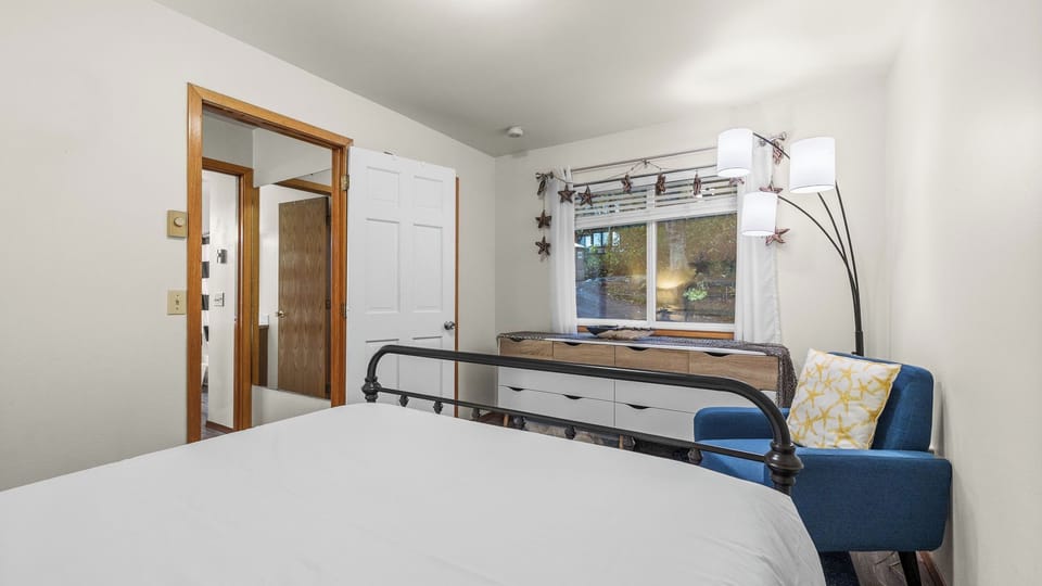 Cozy Whidbey Island Home Near Langley Waterfront & Dining Tideview by Avantstay Cottage in Bells Beach