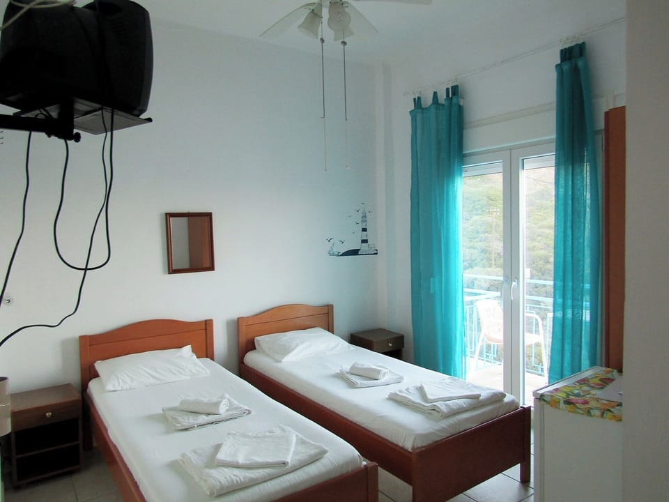 Standard Double or Twin Room, Mountain View | In-room safe, blackout drapes, free WiFi, bed sheets