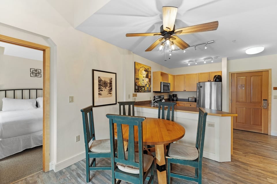 Condo (2 Bedrooms) | Property amenity
