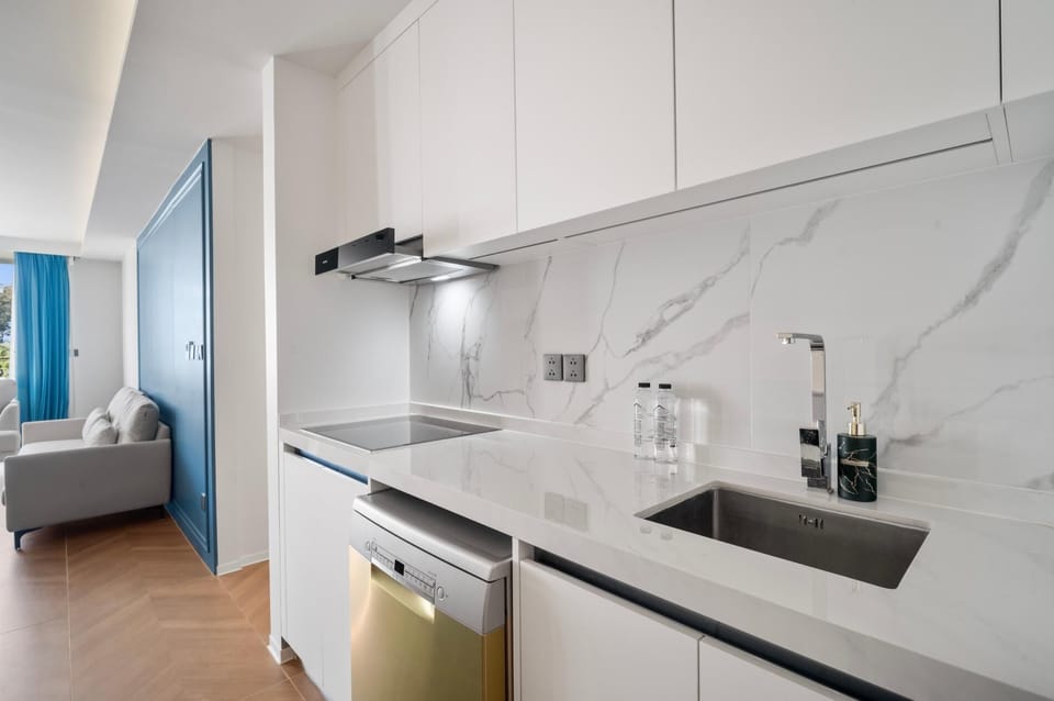 Apartment (3 Bedrooms) | Private kitchen | Microwave, oven, spices