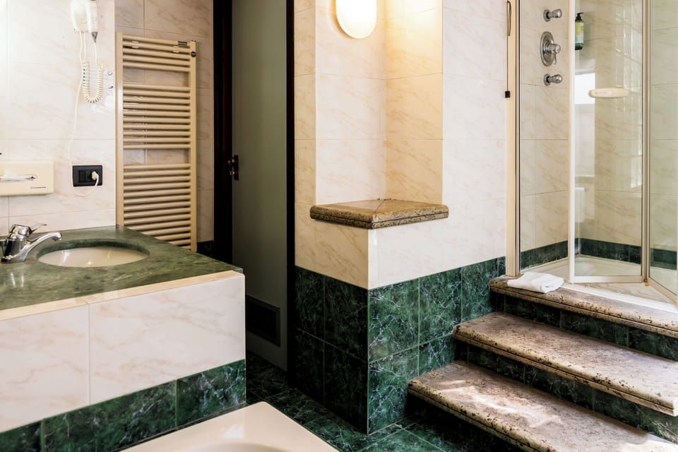 Camera Familiare | Bathroom | Shower, eco-friendly toiletries, hair dryer, bathrobes