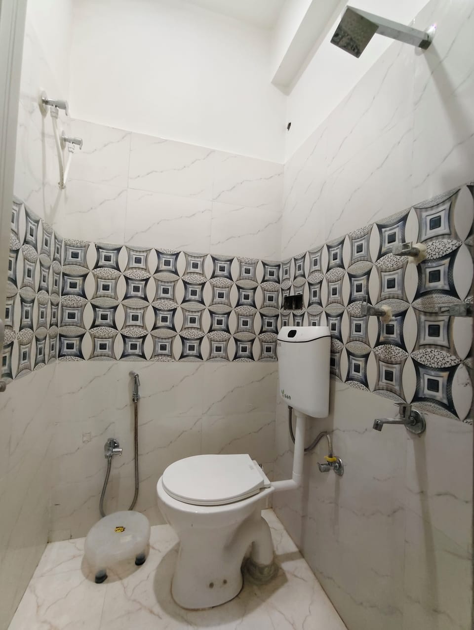 Shower, free toiletries, soap, shampoo