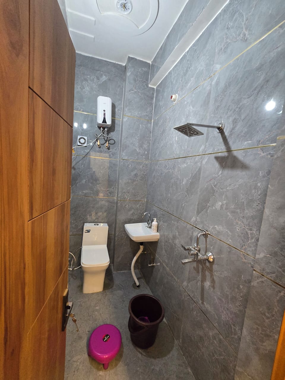 Deluxe Double Room | Bathroom | Shower, free toiletries, slippers, towels