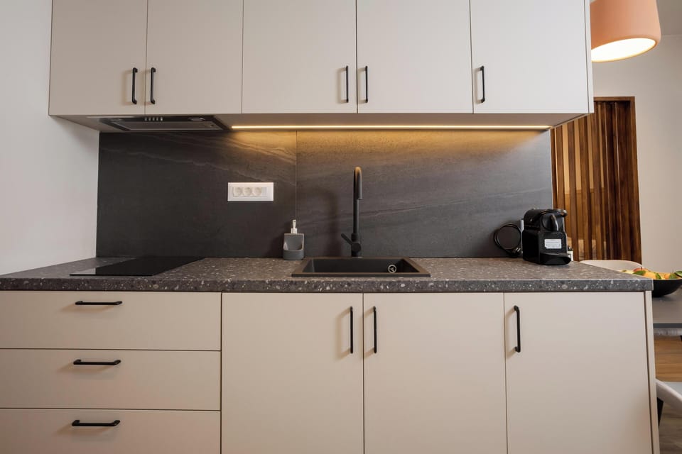 Apartment, Mountain View | Private kitchen | Full-size fridge, microwave, oven, stovetop