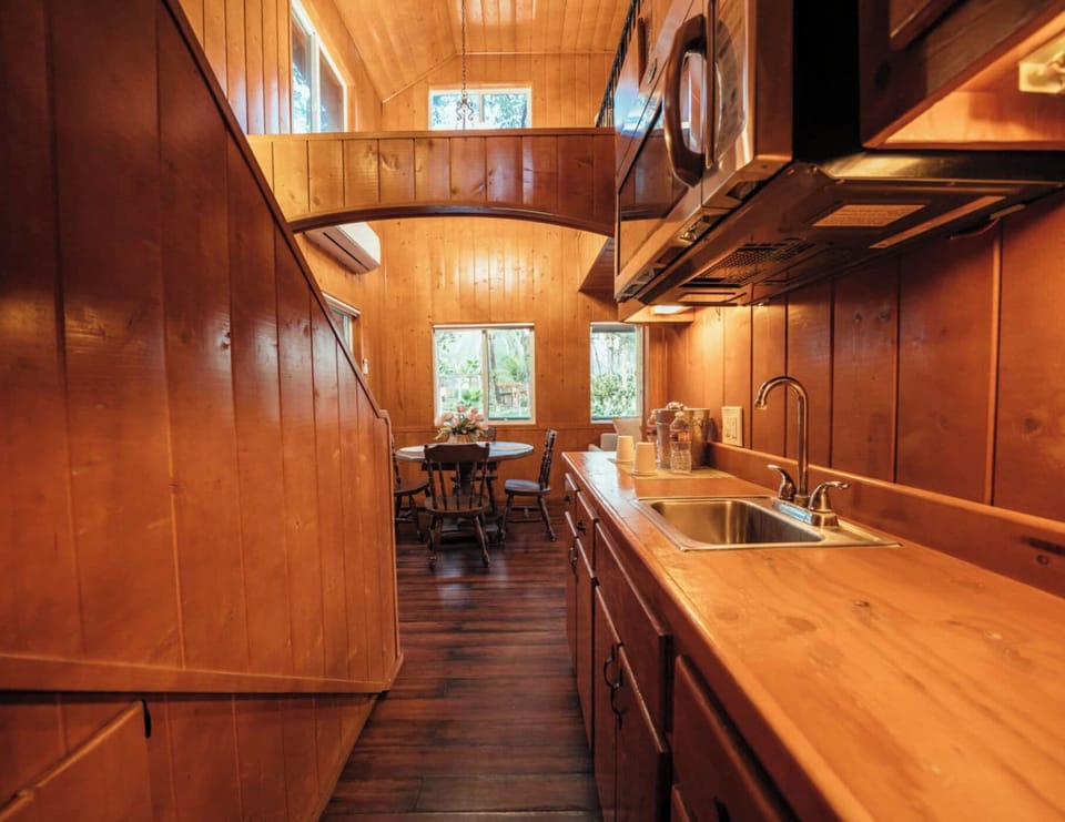 Eagle Cottage | Private kitchen | Microwave, coffee/tea maker, toaster, cookware/dishes/utensils