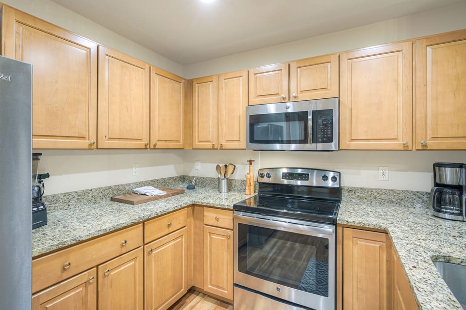 Condo, 2 Bedrooms | Private kitchen | Fridge, oven, coffee/tea maker, toaster