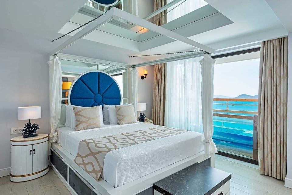 Deluxe Double Room, Balcony, Sea View | Minibar, in-room safe, laptop workspace, soundproofing