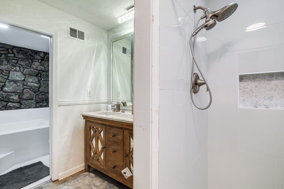 Private & Spacious Lakefront Home in Memphis! Cottage in Memphis